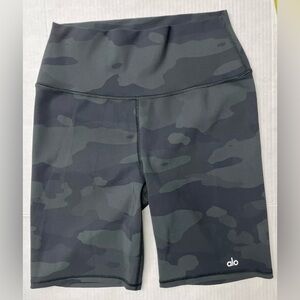 NWOT * ALO Yoga * Women's Camo Green Biker Shorts Large